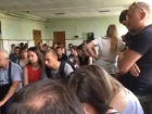 Удушающе бесконечная очередь в МРЭО на Доватора в Ростове попала на видео