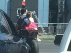 «Рисковая» езда мотоциклиста с маленькой девочкой за спиной встревожила жителей Ростова