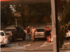 Разгуливающий в одних трусах по улицам мужчина удивил ростовчан и попал на видео 