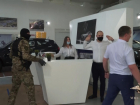 Полиция Ростова показала, как проходили обыски в автосалоне на Шолохова