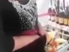 Фокус с исчезновением продуктов в «портал между ног» показала на видео воровка в магазине Ростова