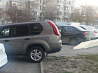 "Мастер" парковки по-ростовски бессовестно перегородил тротуар во дворе дома 