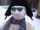 Брутальный снеговик Михалыч в крутых очках и ушанке влюбил в себя ростовчанок с первого взгляда 