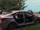 В Ростове на Северном с Hyundai Solaris сняли двери и зеркала
