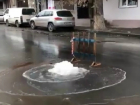 Коммунальный фонтан, забивший из канализационного люка, оставил без воды жителей в центре Ростова