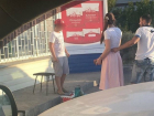 Самодельным лимонадом ради больной собаки торгует ребенок у магазина Ростова