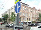 Смотрящие в разные стороны дорожные знаки вводят в замешательство автолюбителей в центре Ростова