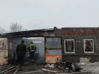 Машина, полдома и гараж разом сгорели у жителя Ростовской области