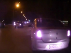 Драка таксиста с маршрутчиком после "атаки с камнем" окна автобуса в Ростове попала на видео