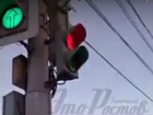 «Распсиховавшийся» светофор на улице Малиновского в Ростове испугал горожан и попал на видео