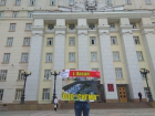 Устав от лживых обещаний обманутый дольщик пикетировал здание Правительства в Ростовской области