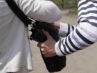Резким движением руки сорвал сумку с плеча женщины опытный рецидивист в Ростовской области