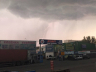 Видео сильнейшего дождя с градом сделали потрясенные жители Ростова