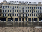 Сити-менеджер Ростова пожаловался на вандалов, испортивших баннер на здании гостиницы «Московская»