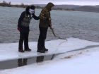 В Ростовской области 16 рыбаков оказались на льдине, отколовшейся от берега