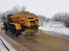 В Ростовской области расчищают трассы от наледи и снега