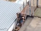 Нюхающие «белые дорожки» в подворотне школьники шокировали ростовчан на видео