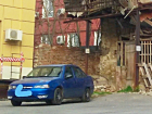 Экстремальная парковка под балконом развалюхи-двухэтажки в центре Ростова рассмешила горожан