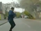 Ловящий трипы под колесами автомобилистов пешеход-«невменяшка» в Ростове попал на видео