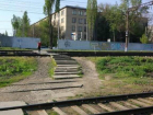 Ловить своих выпадающих из коляски детей приходится мамочкам на железнодорожном переходе Ростова