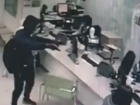 Растерянный злоумышленник попал на камеры видеонаблюдения при попытке ограбления банка в Ростовской области