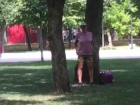 Справлявшая нужду посреди оживленного парка «милая» женщина смутила ростовчан на видео
