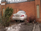 В Ростове пьяный водитель «Дэу-Нексия» на скорости протаранил кирпичный забор