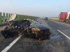 Тяжелые травмы получил водитель иномарки после тарана КамАЗа на трассе Ростовской области