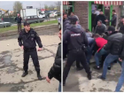 Конфликт торговцев на рынке под Ростовом с сотрудником полиции попал на видео
