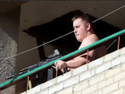 Появилось видео со студентом, который стрелял из окна общежития в Таганроге