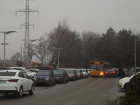 Паркующимся у моста на Малиновского водителям пригрозили эвакуаторами