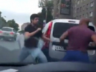 Ожесточенная драка двух автолюбителей посреди дороги в центре Ростова попала на видео