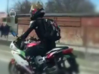 Пафосный мотоциклист с короной на голове произвел фурор в Ростове