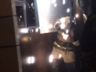 Ожесточенная борьба спасателей с искрящимся огненными фейерверками ларьком в Ростове попала на видео