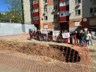 Жители домов на Орбитальной вышли на митинг с требованием вернуть горячую воду после месяца ремонта