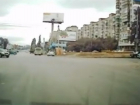 В Ростове водитель ВАЗа сбил пешехода и снес дорожные знаки. ВИДЕО