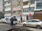 В Ростове на Пушкинской из-за провала асфальта образовалась яма размером с машину