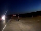 Отлетевший от удара об автомобиль пешеход на трассе под Ростовом попал на видео