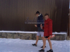 Школьники в шортах на морозной улице Ростова удивили горожан и попали на фото