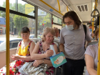 В общественном транспорте Ростова начали раздавать лицевые маски