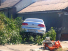 В Ростове Volkswagen после столкновения с внедорожником протаранил дом