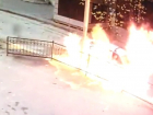 Мощный взрыв снесшей ограждения машины попал на видео в Ростове