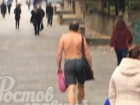 Лето закончилось не у всех: мужчина с голым торсом прогулялся в центре Ростова