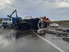 В Ростовской области мусоровоз снес ограждения на трассе 