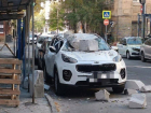 В центре Ростова блоки со стройки рухнули на машину
