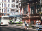 Автобус №3 влетел в светофор, уворачиваясь от гонщика на кроссовере в Ростове