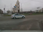 В Ростове машина ДПС едва не сбила маму с ребенком на пешеходном переходе. ВИДЕО