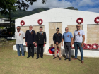 Администрация Ростова устроила акцию по раздаче георгиевских лент в столице Сейшельских островов