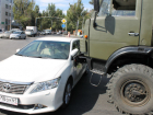 В центре Ростова военный грузовик протаранил иномарку
