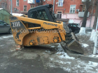 Экскаватор-трансформер без колес во дворе Ростова бдительные жители сняли на фото